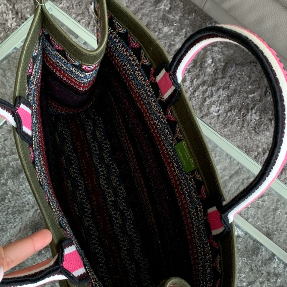Dior Book Tote
Embroidered Canvas Pink Green - Picture 7 of 10